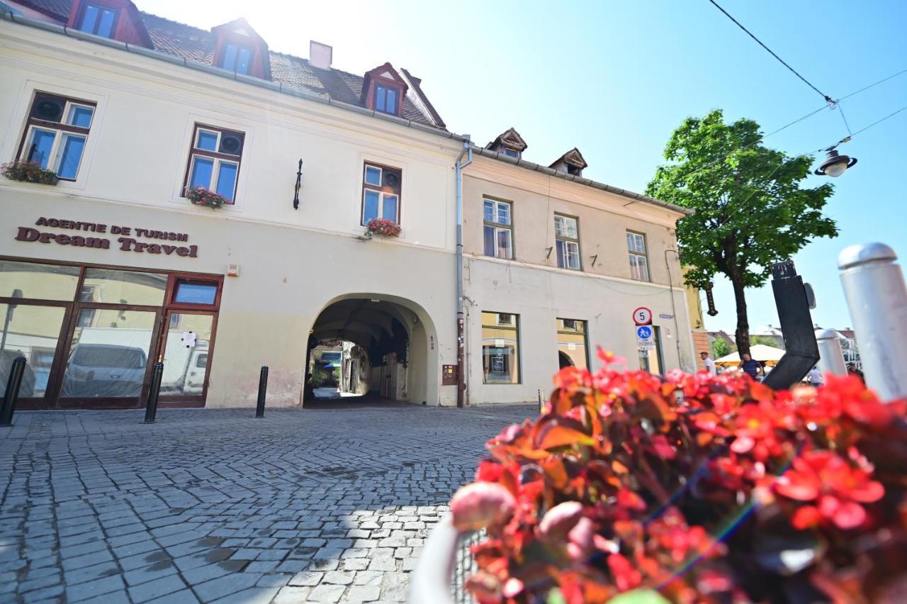 Lovely 2 Bedroom Apartment In Historic City Center Sibiu Exterior photo